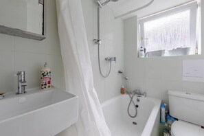 Douche, sèche-cheveux, serviettes fournies, shampoing