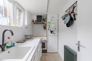 Fridge, oven, stovetop, dishwasher