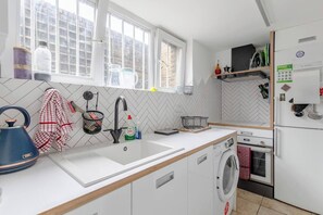 Fridge, oven, stovetop, dishwasher - Convenient 1 Bedroom Apartment in Dalston (London)