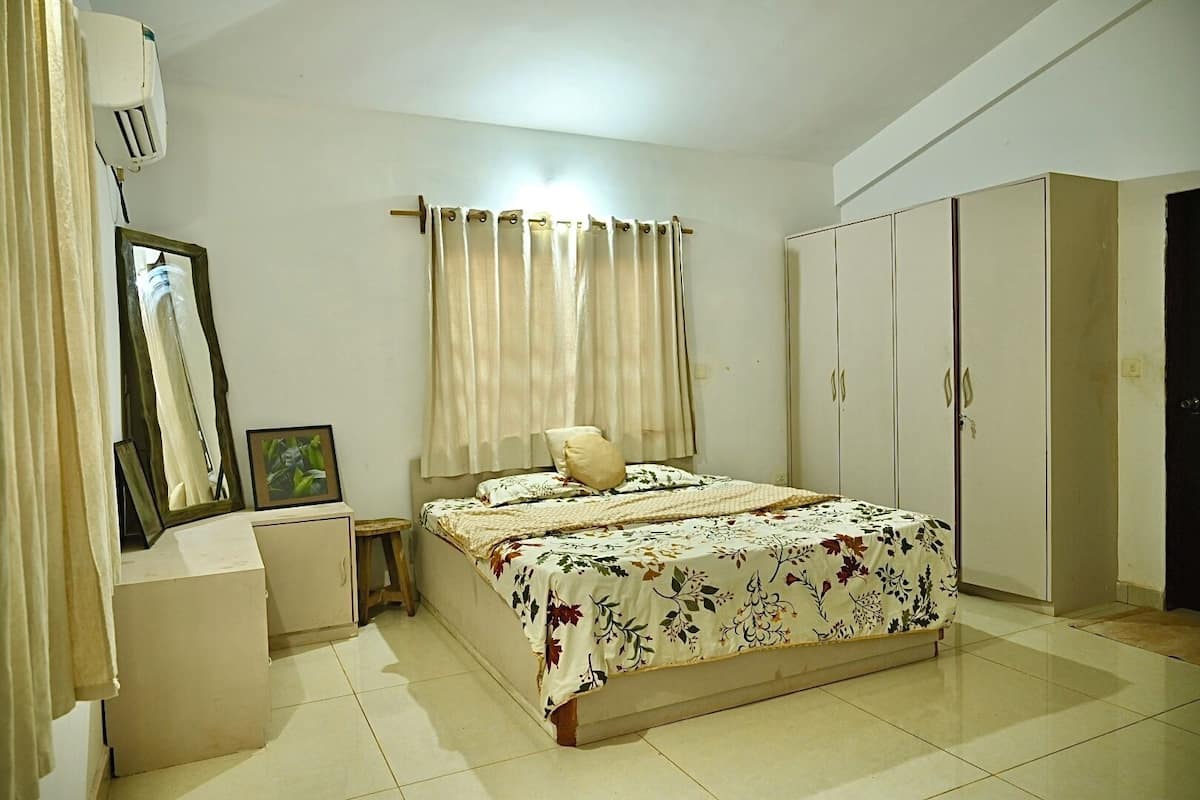 Deluxe AC Room Ground Floor | Soundproofing, free WiFi