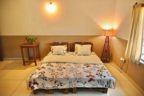 Family Room | Soundproofing, free WiFi - Dragonfly Goa (Arambol)