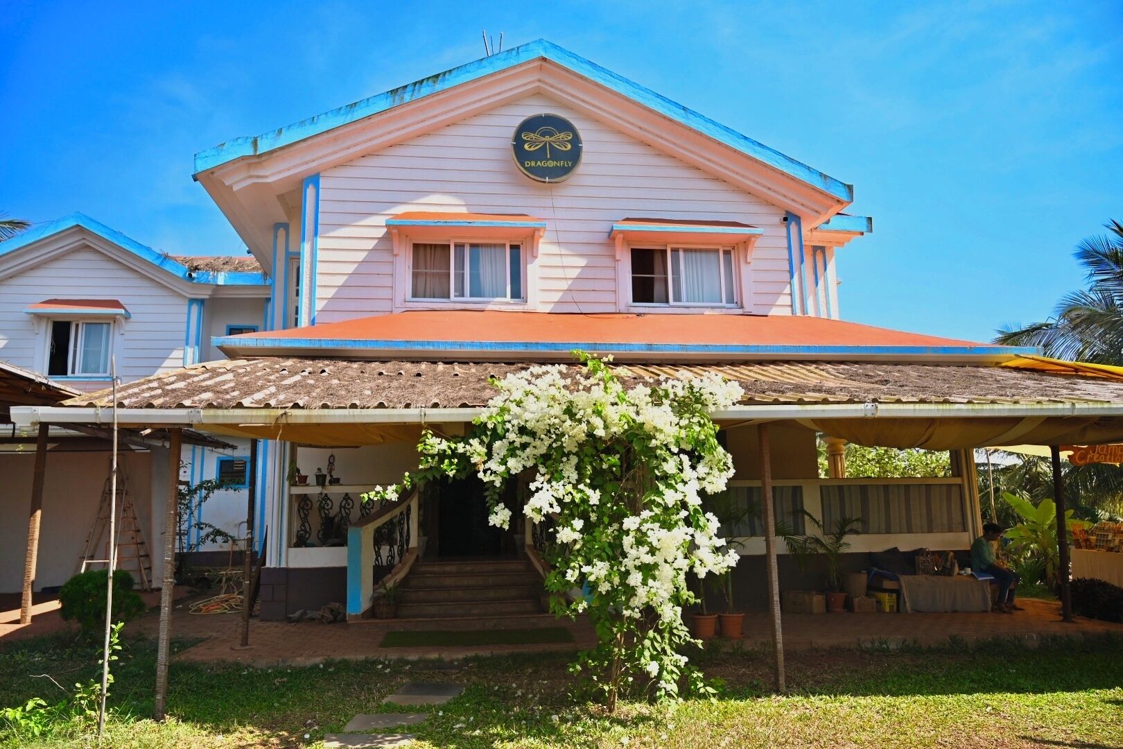 Un bâtiment à deux étages sur lequel on peut lire l’inscription « Dragonfly ».