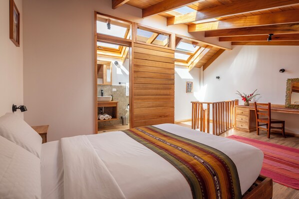 2 bedrooms, WiFi, bed sheets - Renovated Townhouse in City Center (Cusco)