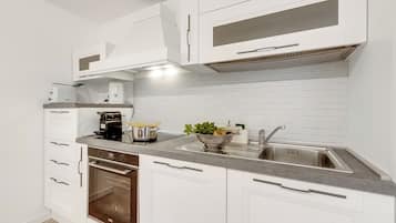 Apartemen Keluarga, 1 kamar tidur, tepi gunung (Villa Luce del Sol Lux with Pool - XS) | Dapur pribadi | Lemari es, microwave, oven, dan kompor