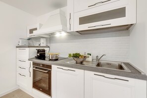 Apartamento família, vários quartos, ao lado da montanha (Villa Luce del Sol Lux with Pool - XS) | Cozinha privada | Geladeira, micro-ondas, fogão, cooktop