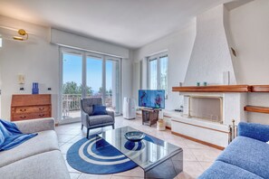 패밀리 빌라, 침실 여러 개, 산비탈 (Villa Luce del Sol Lux with Pool - M) | 거실 공간 | 케이블 채널 시청이 가능한 32인치 평면 TV, TV