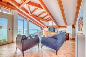 32-inch flat-screen TV with cable channels, TV - Villa Luce del Sol with Pool - L (Alassio)