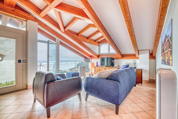 Vila família, 1 quarto, ao lado da montanha (Villa Luce del Sol Lux with Pool - S) | Área de estar | TV de tela plana 32 polegadas com canais a cabo, TV