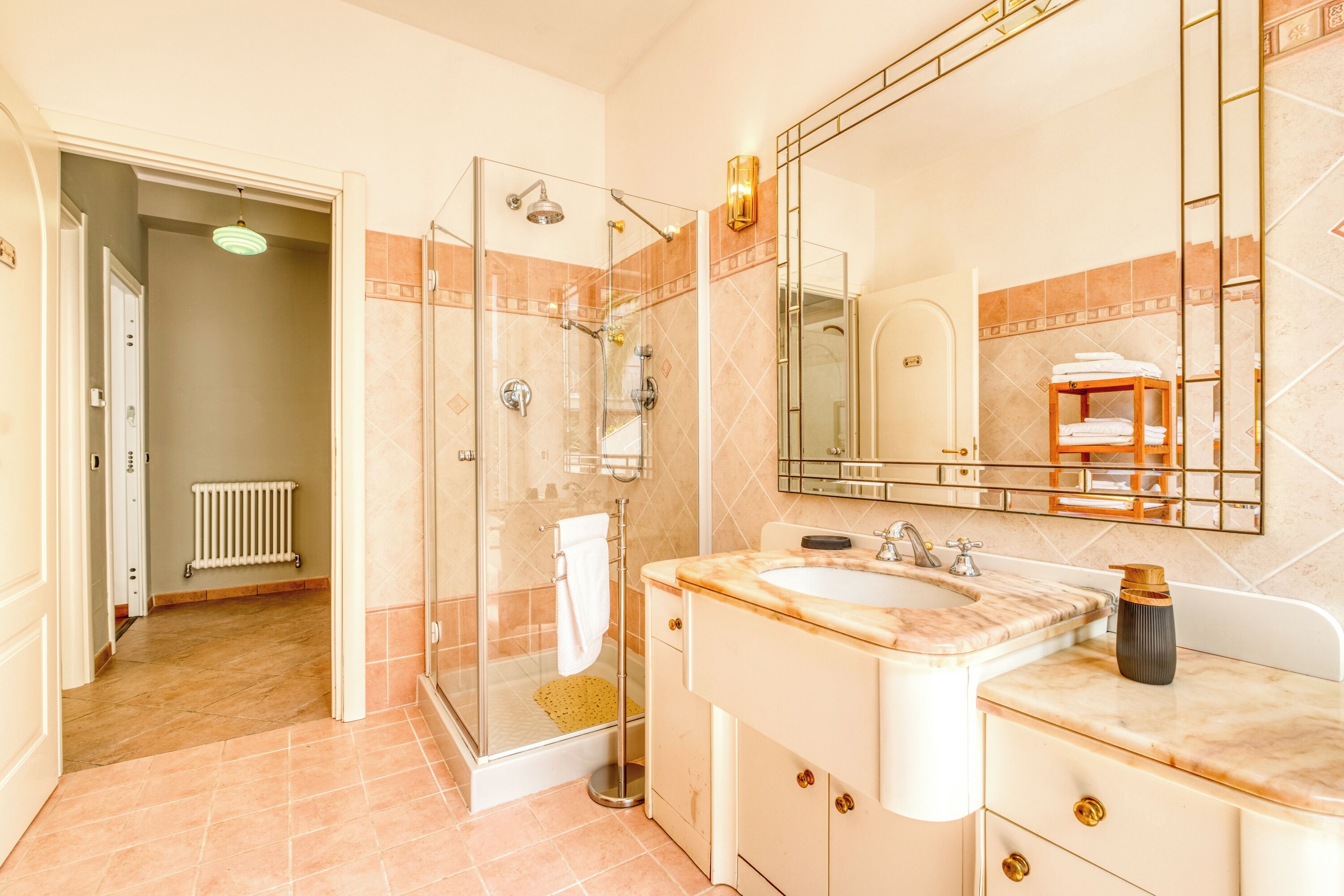 Shower, hair dryer, bidet, towels