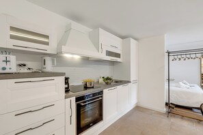 Apartamento familiar, varias habitaciones (Villa Luce del Sol Lux with Pool - XS) | Cocina privada | Frigorífico, microondas, horno y placa de cocina