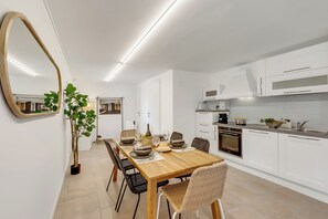 Appartement Familial, 1 chambre, côté montagne (Villa Luce del Sol Lux with Pool - XS) | Cuisine privée | Réfrigérateur, micro-ondes, four, plaque de cuisson