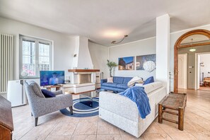 Téléviseur à écran plat de 32 po avec télévision par cùble, téléviseur