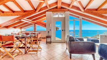 Familienvilla, Mehrere Schlafzimmer, Bergseite (Villa Luce del Sol with Pool - S) | Wohnbereich | 32-Zoll-Flachbildfernseher mit Kabelempfang, Fernseher