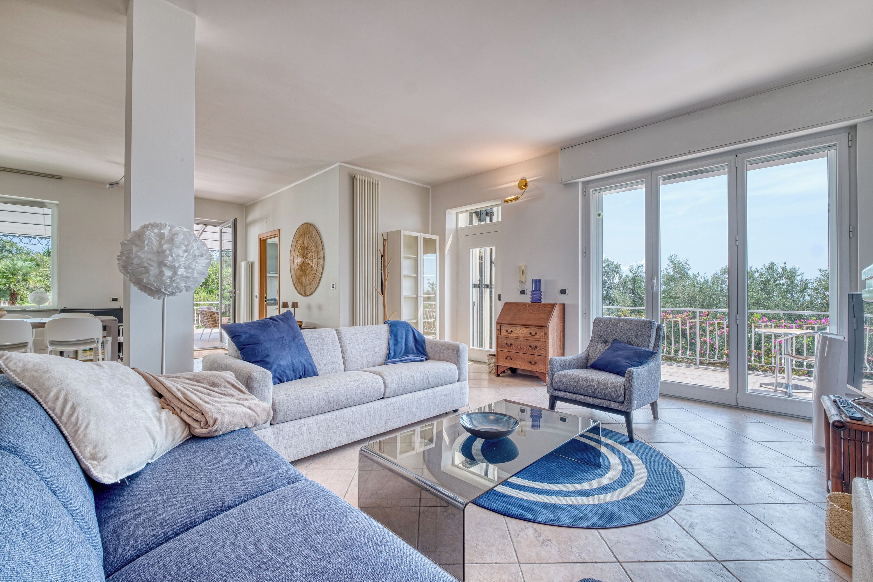 Biệt thự dành cho gia đình, nhiều phòng ngủ, 2 phòng tắm (Villa Luce del Sol Lux with Pool - L) | Khu phòng khách | TV màn hình phẳng 32-inch có truyền hình cáp, TV 