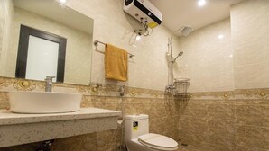 Douche, sèche-cheveux, serviettes fournies, savon