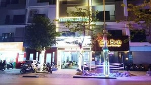 Un hôtel doté d’une façade moderne, d’une enseigne lumineuse et d’une entrée bien visible.