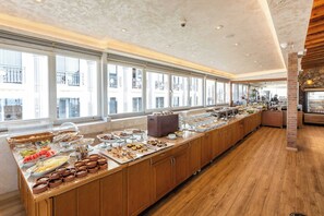 بوفيه فطور مجانًا يوميًا