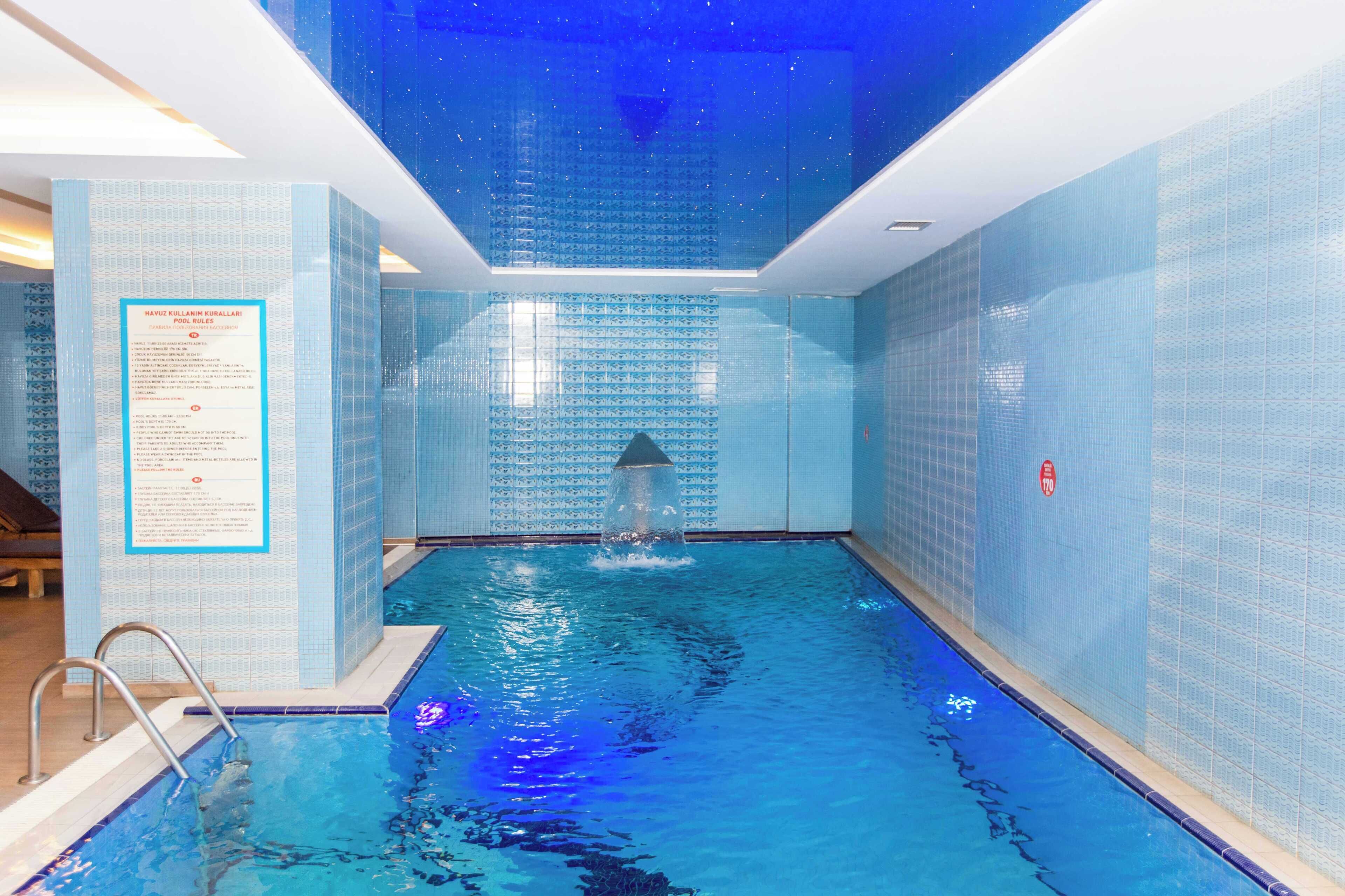 Hồ bơi trong nhà, mở cửa từ 15:00 đến 22:30, ghế dài tắm nắng 