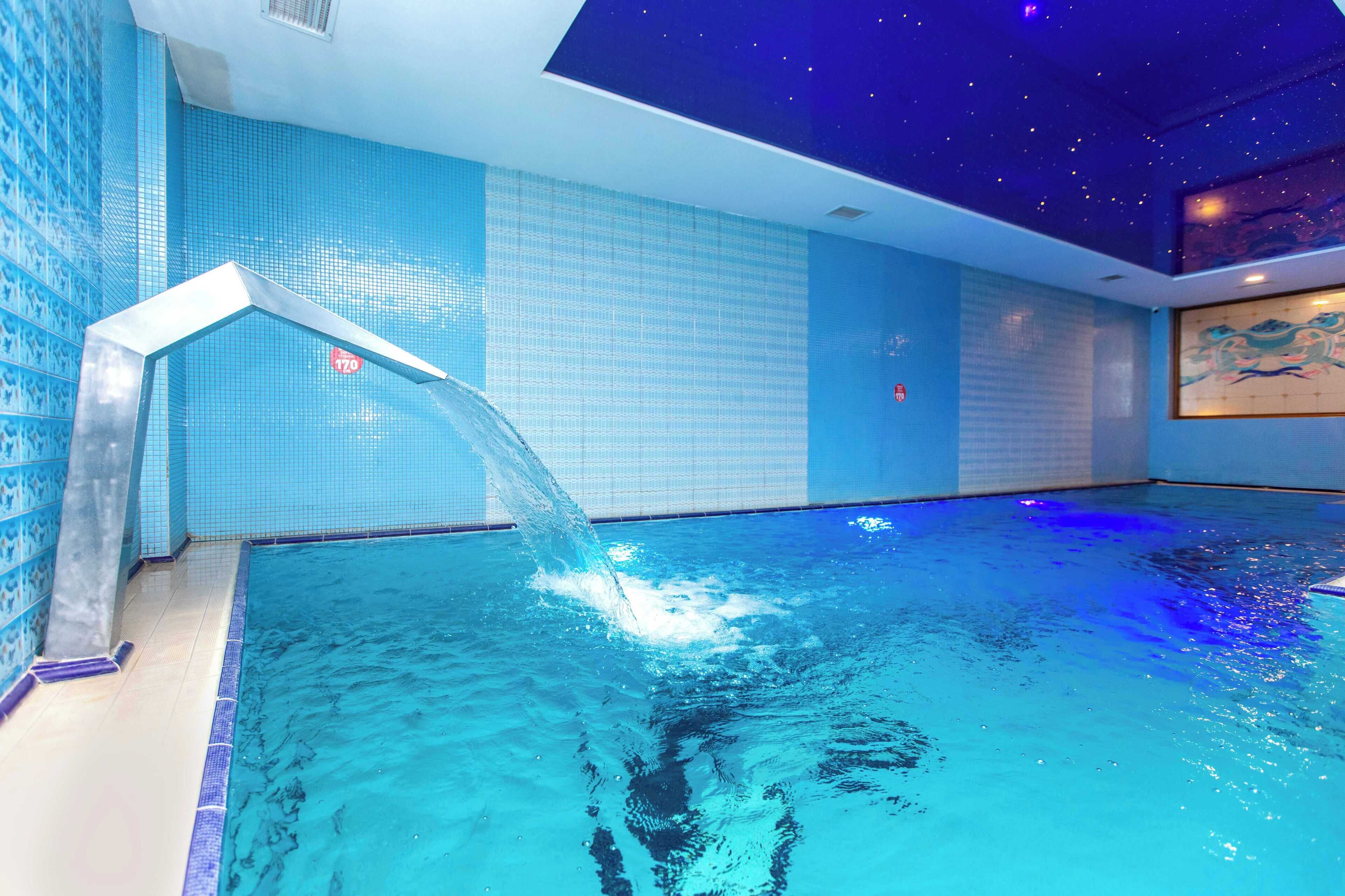 室內游泳池，開放時間為 15:00 至 22:30，提供日光浴躺椅