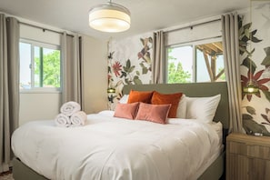 3 bedrooms, iron/ironing board, travel crib, free WiFi - ☀Full  Amenities, Two King Beds each w/private ensuite bathroom, Centrally located☀ (Denver)