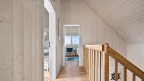 Un intérieur en bois avec un escalier menant à une pièce dotée d’une fenêtre.