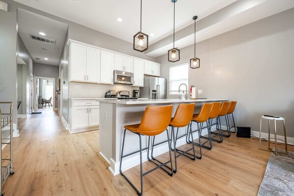 ثلاجة، ميكروويف، فرن، موقد طهي مسطح