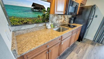 Refrigerador, microondas, parrilla de estufa y cafetera y tetera