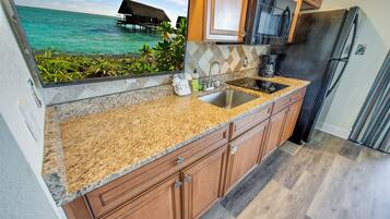 KylskÄp, mikrovÄgsugn, spishÀll och kaffe- och tebryggare