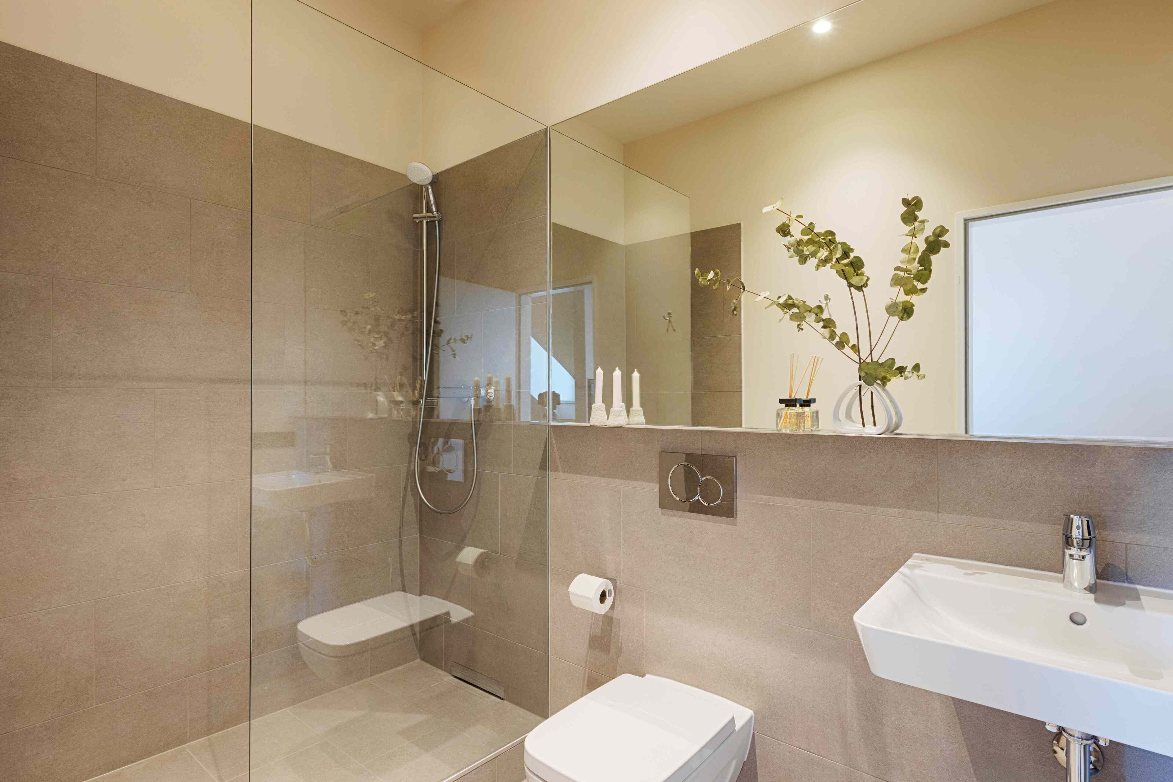 Shower, pengering rambut, handuk, dan sabun