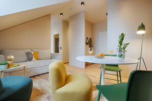 Quarto casal luxo, para não fumantes | Área de estar | TV de tela plana 29 polegadas com canais digitais