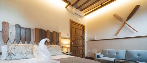 1 bedroom, desk, WiFi