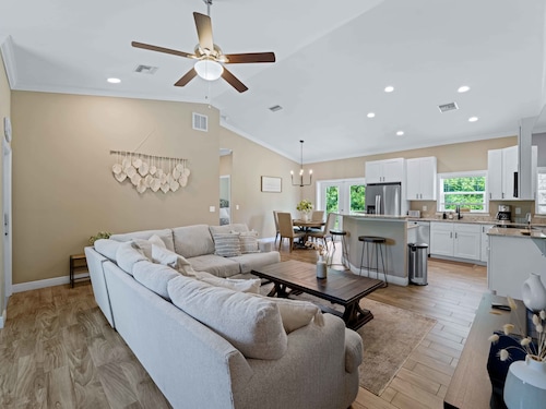 Stylish, Fun & Comfy - Mins to Beaches - Backyard!