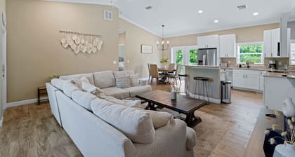 Stylish, Fun & Comfy - Mins to Beaches - Backyard!