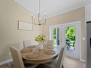 Dining - Stylish, Fun & Comfy - Mins to Beaches - Backyard! (Port Charlotte)