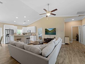 TV - Stylish, Fun & Comfy - Mins to Beaches - Backyard! (Port Charlotte)