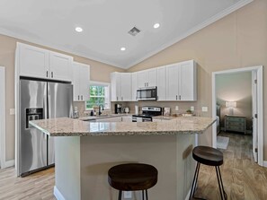 Fridge, microwave, oven, stovetop - Stylish, Fun & Comfy - Mins to Beaches - Backyard! (Port Charlotte)