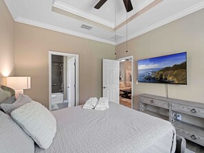 3 bedrooms, iron/ironing board, WiFi, bed sheets - Stylish, Fun & Comfy - Mins to Beaches - Backyard! (Port Charlotte)