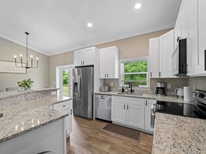 Fridge, microwave, oven, stovetop - Stylish, Fun & Comfy - Mins to Beaches - Backyard! (Port Charlotte)