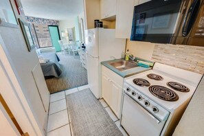 Refrigerador, microondas, cafetera/tetera, utensilios de cocina