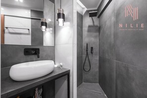 Standard Studio | Bathroom | Shower, rainfall showerhead, towels, soap
