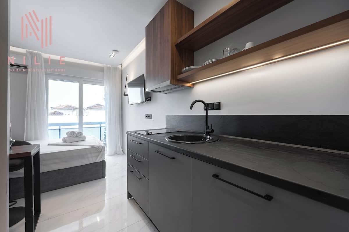 Estúdio luxo, sacada, vista para a cidade | Cozinha privada | Frigobar, fogão, cooktop, cafeteira/chaleira