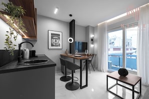Apartamento luxo, sacada, vista para a cidade | Cozinha privada | Frigobar, fogão, cooktop, cafeteira/chaleira