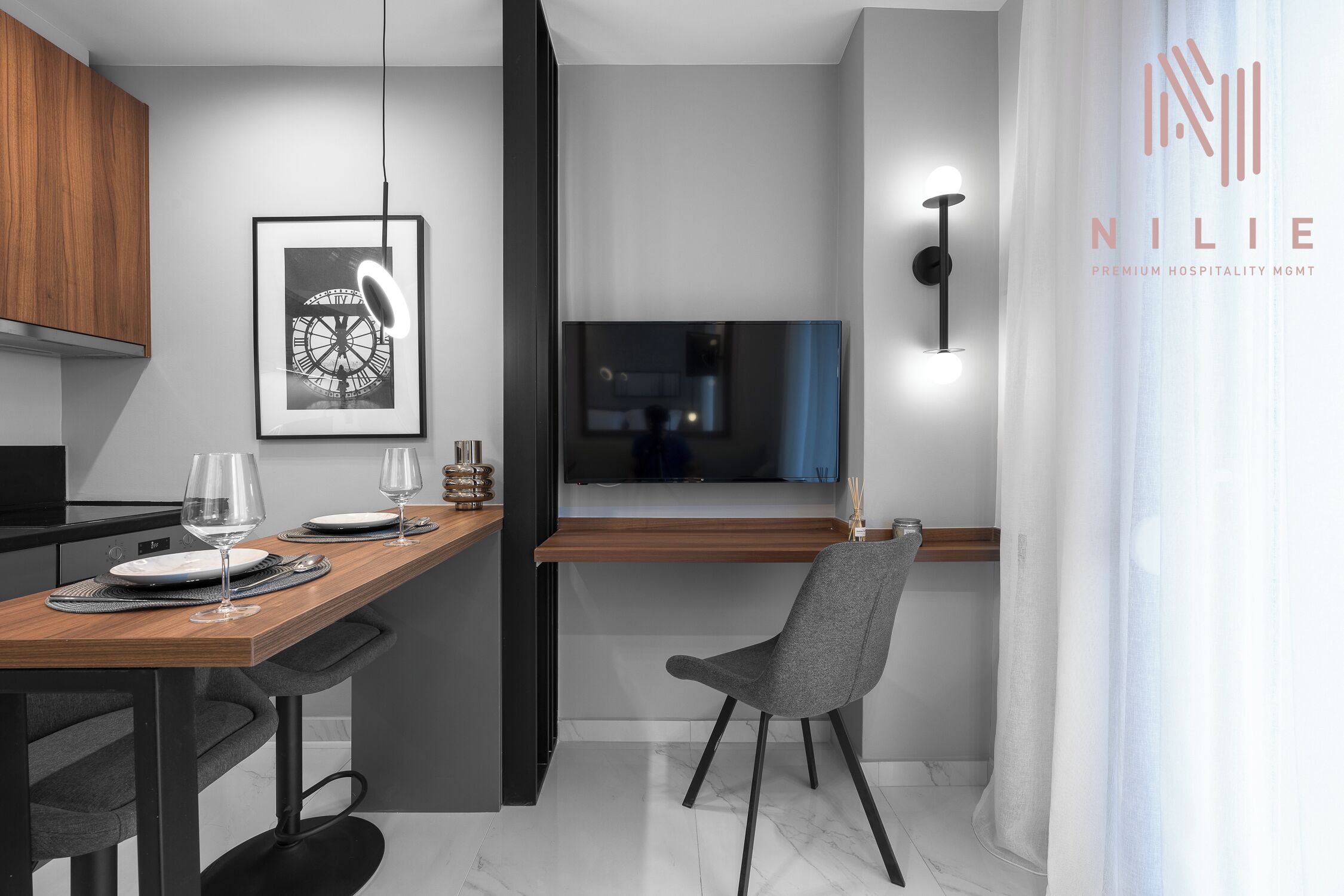 Mini-fridge, oven, stovetop, coffee/tea maker