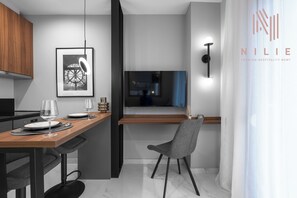 Frigorífico pequeño, horno, placa de cocina y cafetera o tetera