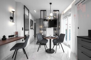 Estudio Deluxe, balcón, vistas a la ciudad | Espacio para trabajar con un portátil, cunas (de pago), wifi gratis