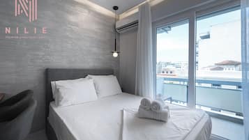 Deluxe Studio, Balcony, City View | 1 bedroom, laptop workspace, cots/infant beds, free WiFi