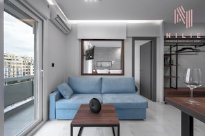 Apartamento luxo, sacada, vista para a cidade | Área de estar | TV de tela plana