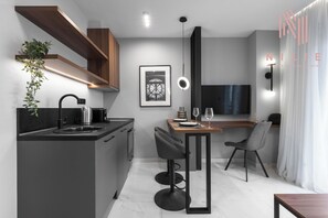 Apartamento Deluxe, balcón, vistas a la ciudad | Cocina privada | Frigorífico pequeño, horno, placa de cocina y cafetera o tetera