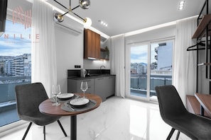 Estúdio luxo, sacada, vista para a cidade | Cozinha privada | Frigobar, fogão, cooktop, cafeteira/chaleira