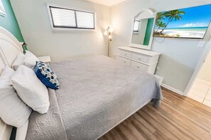 1 bedroom, iron/ironing board, WiFi, bed sheets - New, Beautiful Decor, Meridian Plaza, Pools, Nice! (Myrtle Beach)